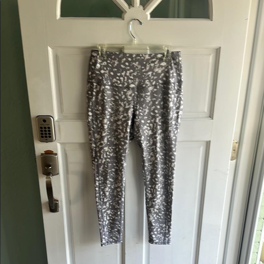 Stylish Gray Patterned Leggings - image 1